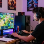 Pengaturan gamer dengan pemain antusias menggunakan headset dan layar permainan menunjukkan tantegacor88 resmi yang menarik.