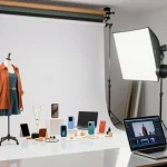 Fotografo ecommerce réalisant des photos professionnelles de produits dans un studio bien éclairé à Milan.